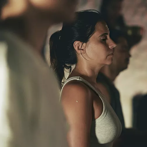 Femme les yeux fermés en exercice de respiration consciente