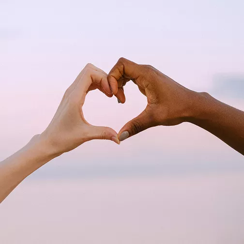 Deux mains formant un cœur, symbole de lien