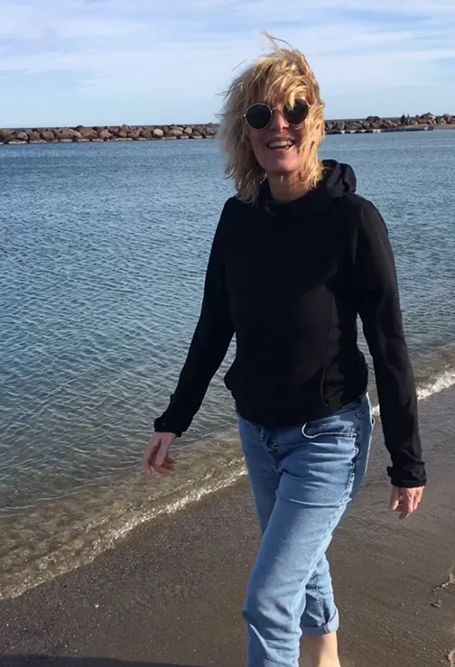 Muriel marchant sur la plage, moment de liberté et respiration